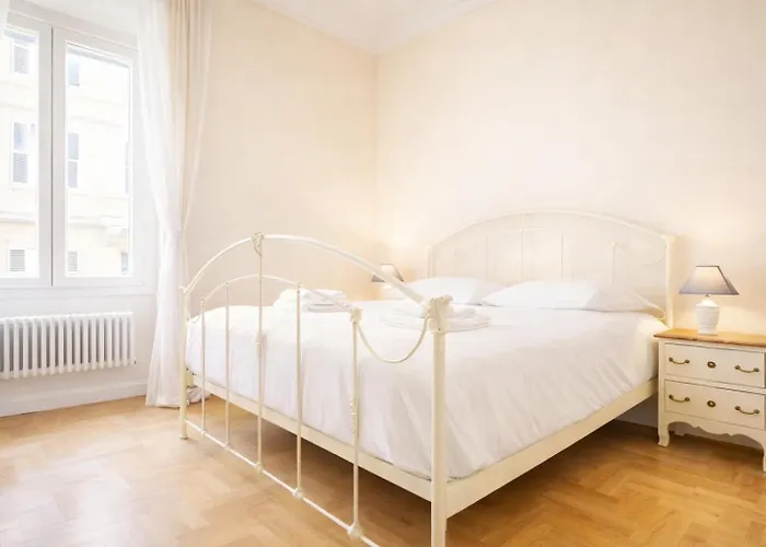 Apartament Elegantis Milos - Your Chic Retreat In